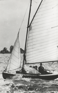 605764 Afbeelding van een zeilbootje op een water in de omgeving van Abcoude.